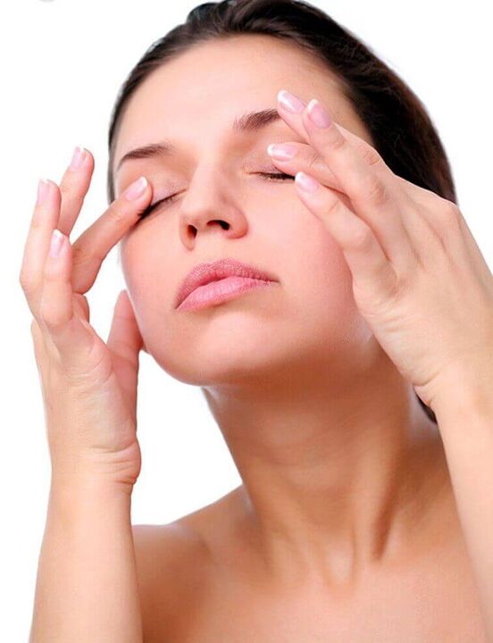 masáž pokožky okolo očí na omladenie