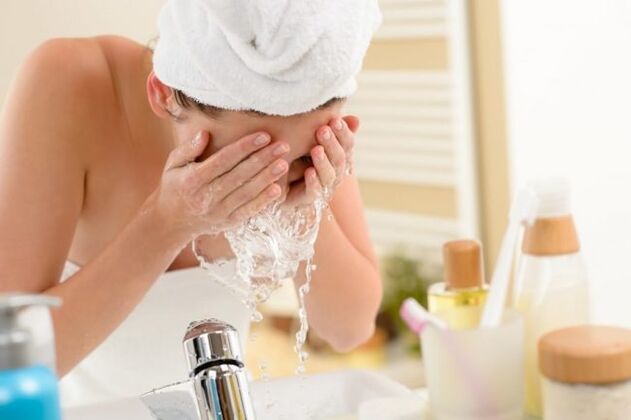 Na umývanie tváre by ste mali používať špeciálne peny a gély. 