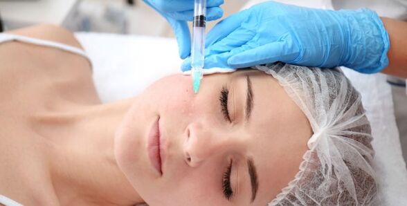 Kozmetológ vykonáva procedúru omladenia pokožky tváre plazmou